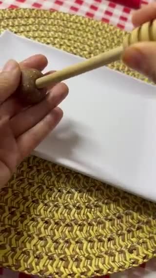 صورة لخطوة 2 من وصفة كرات التمر بالطحينية