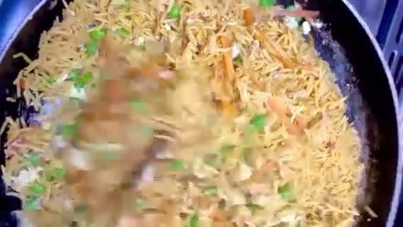 صورة لخطوة 3 من وصفة الارز الصيني بالخضار - اعادة تدوير الارز المطبوخ 🍚🇨🇳