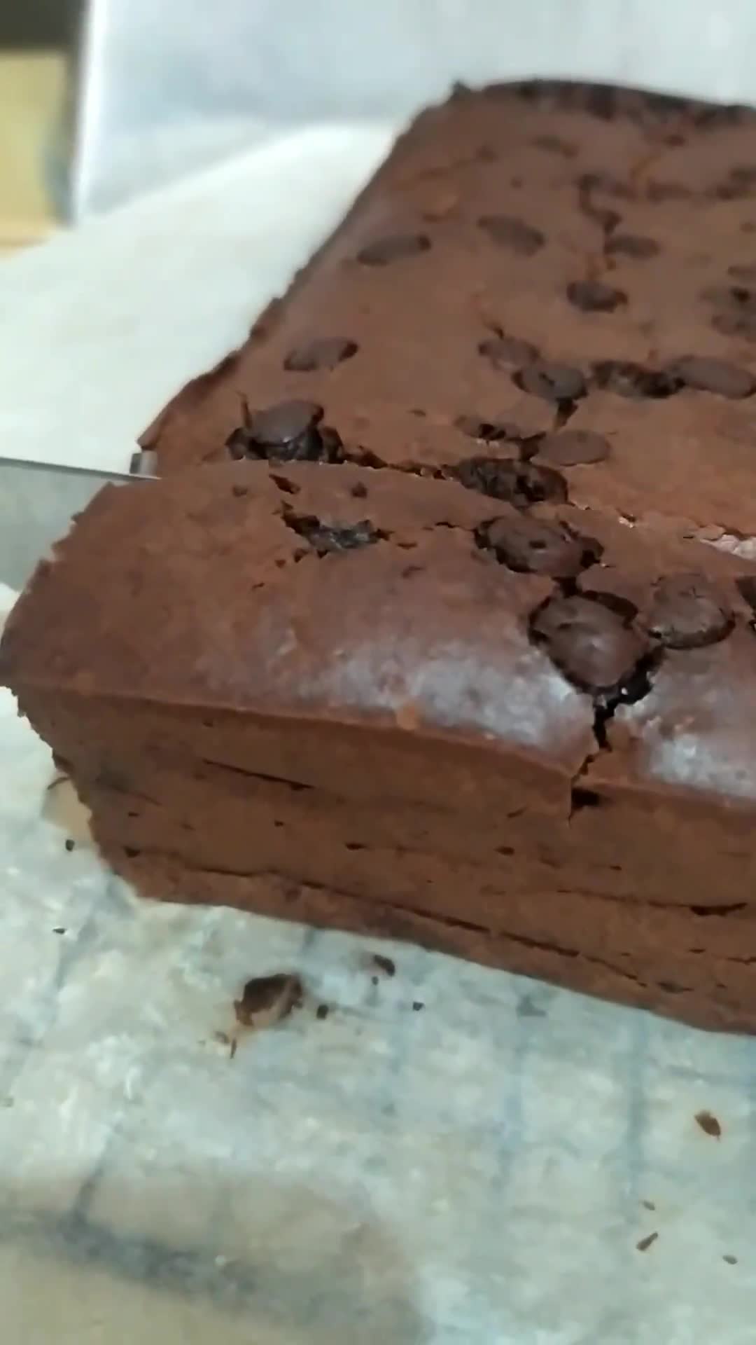 Foto langkah ke 10 dari resep Moist Banana Choco Cake.