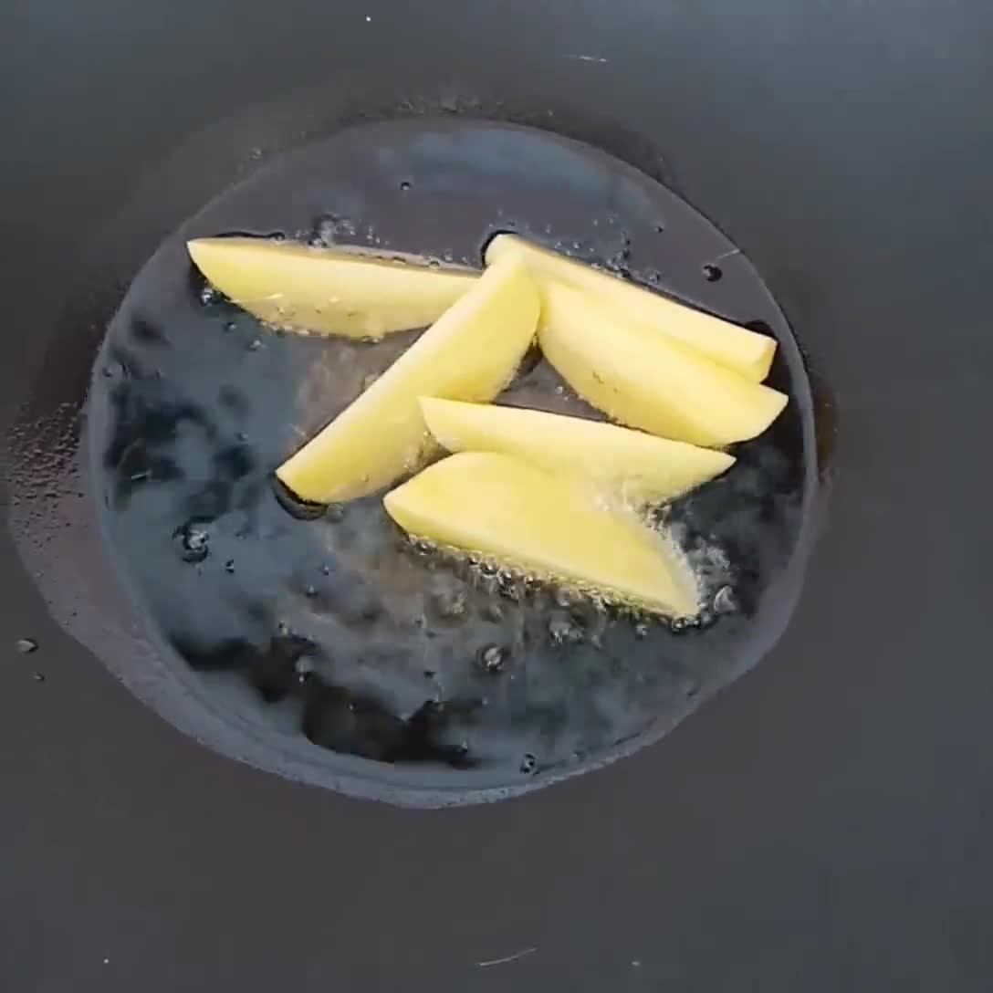 Foto langkah ke 1 dari resep Semur Telur Tahu Kentang.