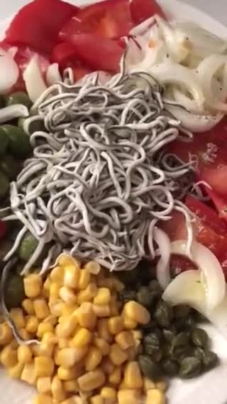 Foto del paso 5 de la receta: Ensalada colorida para currantes (3) con anguriñas de surimi