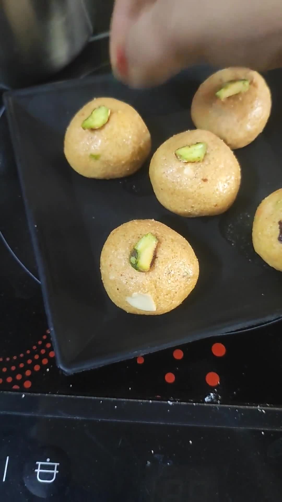 रोस्टेड़ ड़्राईफ्रूटस लङ्डू रेसिपी चरण 8 फोटो