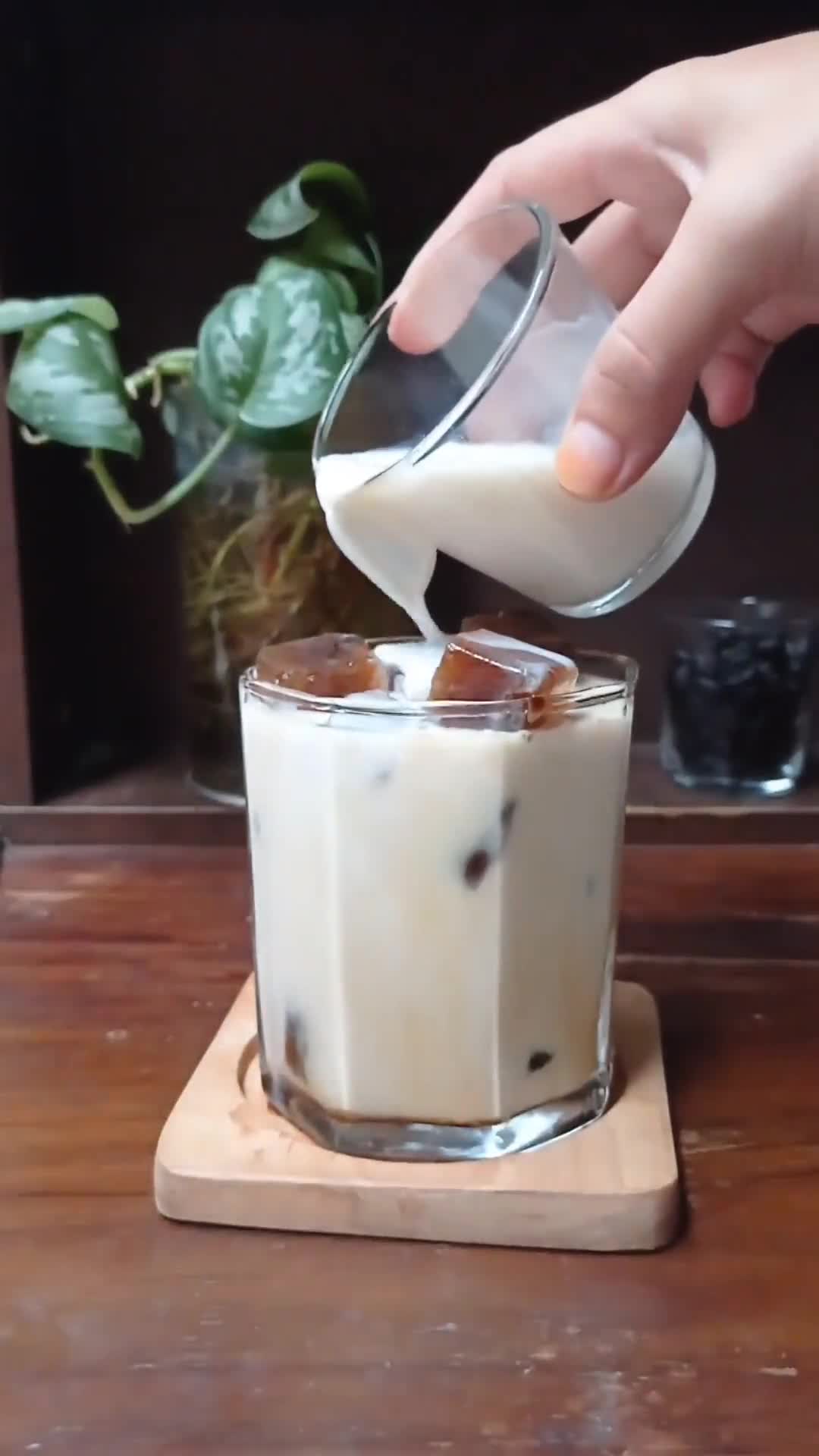 Foto langkah ke 3 dari resep Coffee Cube Latte.