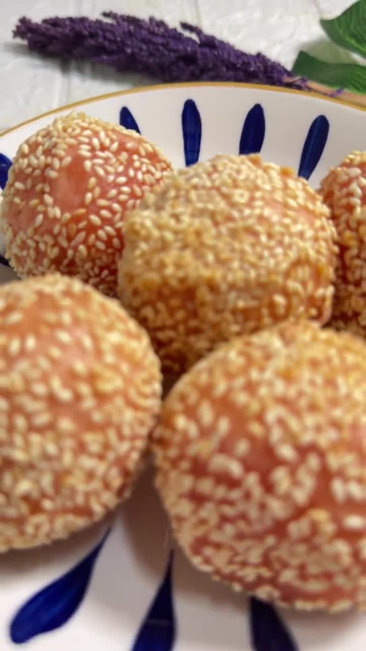 Foto langkah ke 13 dari resep Onde-Onde Manis Telur Asin Buah Naga.
