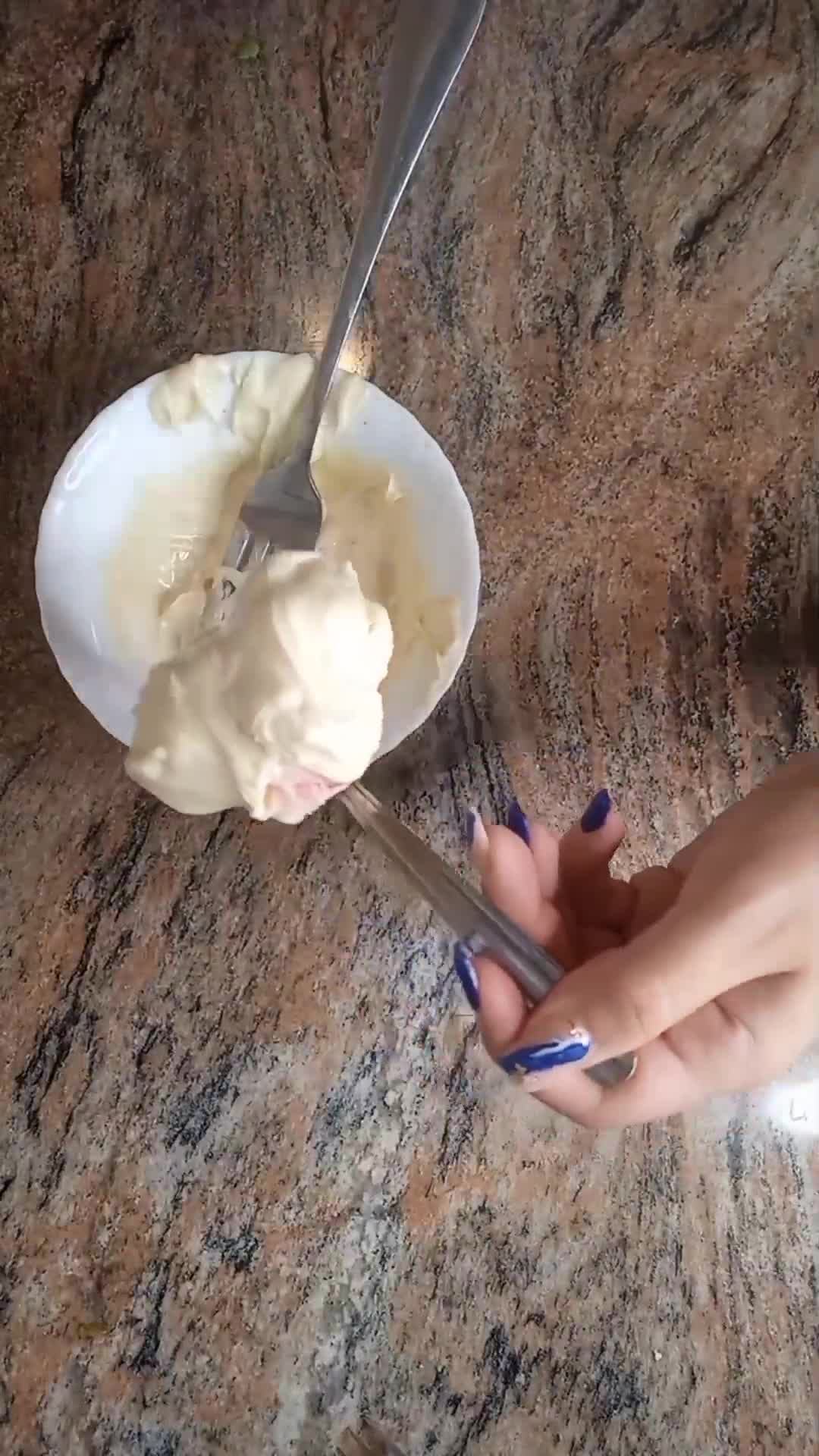 Foto del paso 2 de la receta: Bombones helados de fresa 🍓 🍫