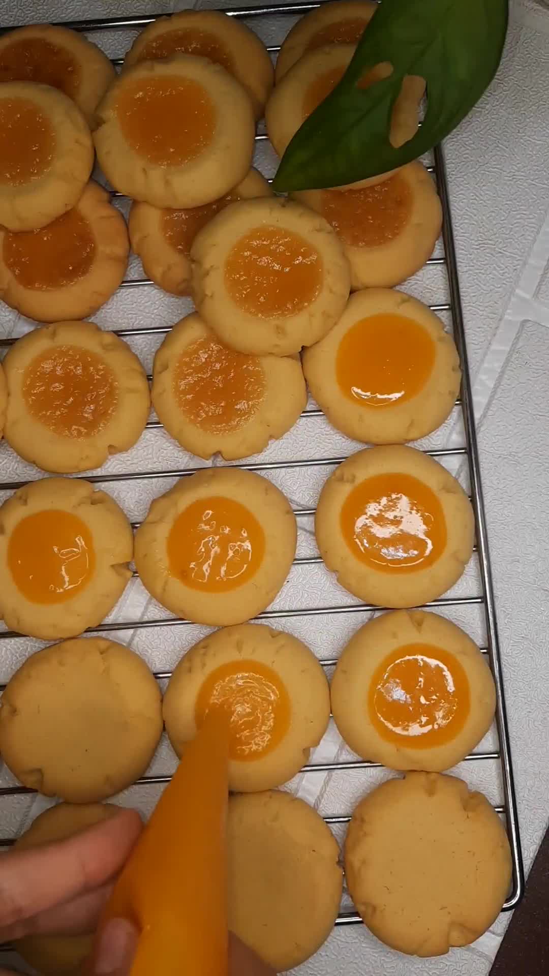 Foto langkah ke 3 dari resep Thumbprint cookies dengan selai lemon homemade.