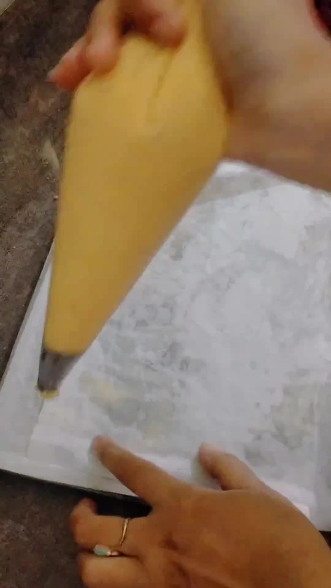 Foto langkah ke 10 dari resep Kue Soes Vla Salted Egg.