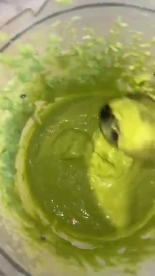 صورة لخطوة 3 من وصفة صوص الافوكادو اللذيذ 🥑👌