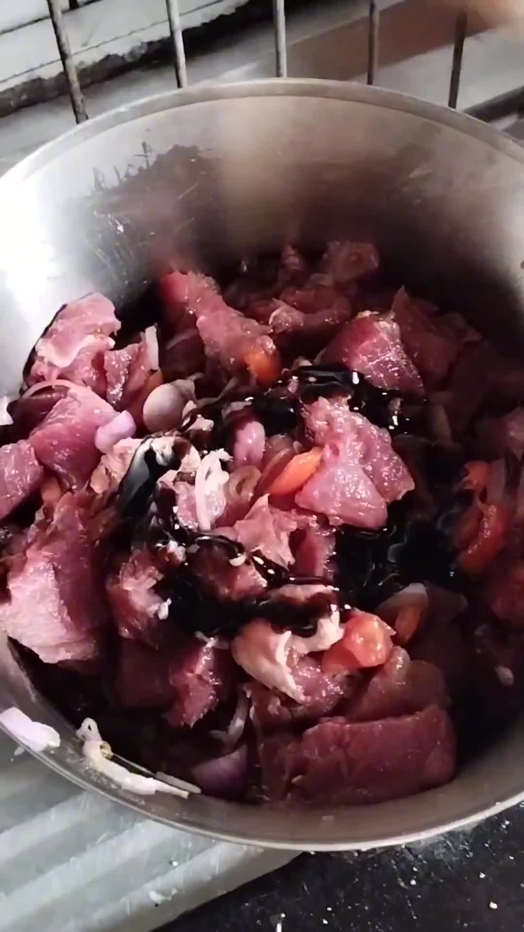 Foto langkah ke 3 dari resep Sate Sapi Marinasi Tomat Buah.