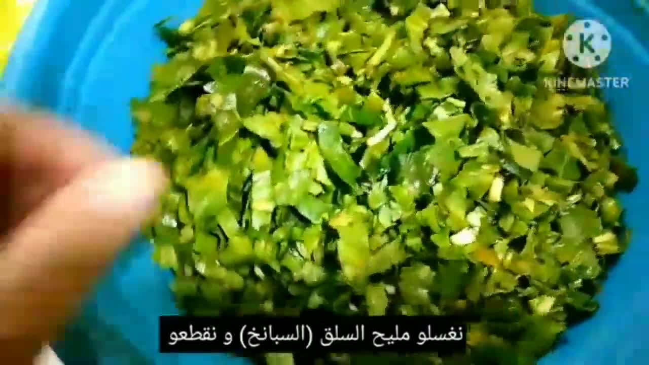 صورة لخطوة 3 من وصفة فطاير غوزلمة تركية محشية بالسبانخ