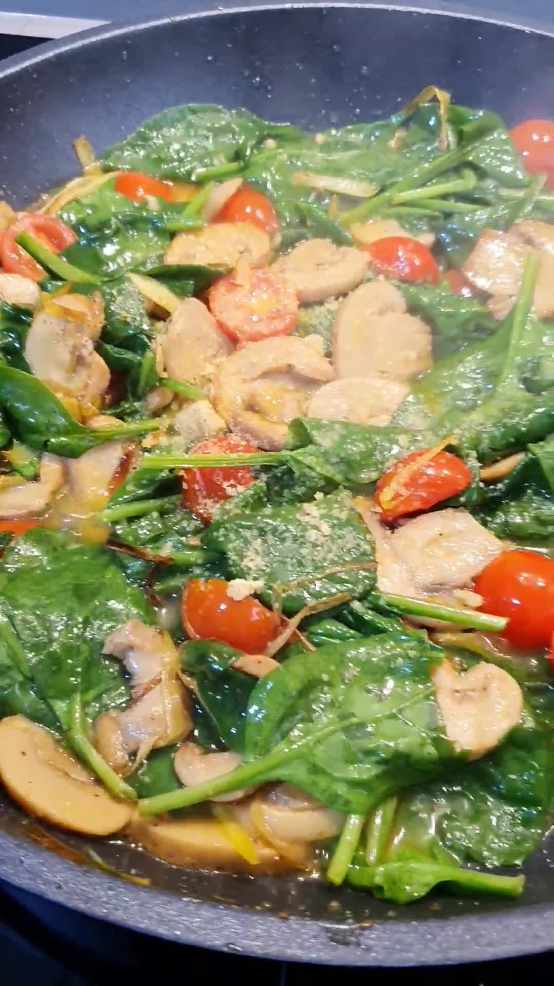 Foto del paso 3 de la receta: Salmón en salsa cremosa de puerro con cherrys y espinacas frescas