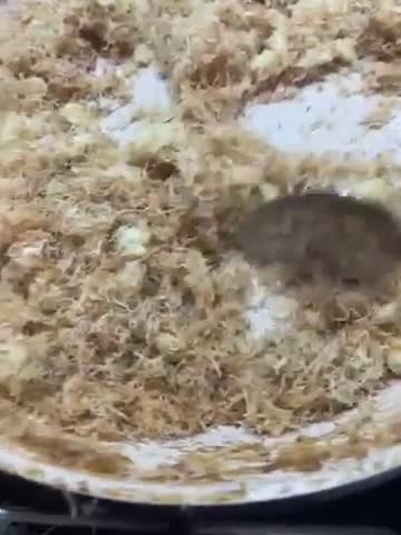 صورة لخطوة 1 من وصفة قوالب الشوكلاته البيضا بالمستكة والزعفران وكنافه بالبستاشيو