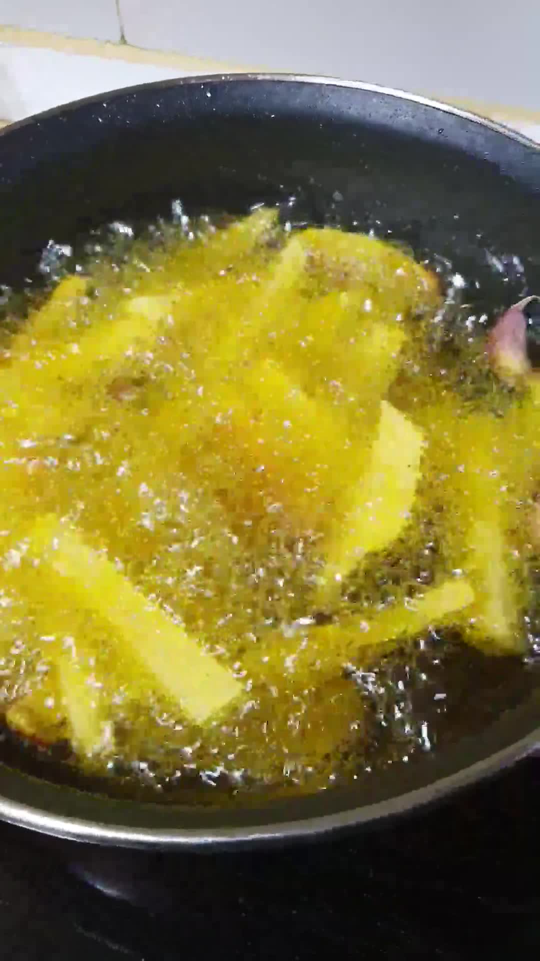 Foto del paso 1 de la receta Huevos rotos con pico de gallo