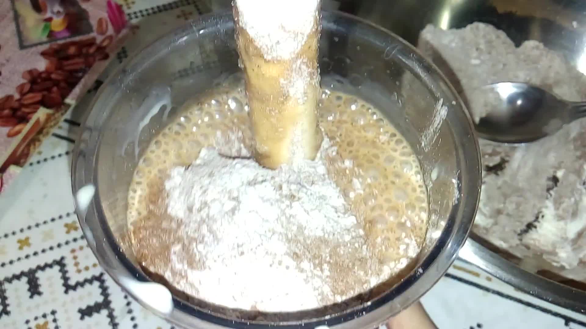 صورة لخطوة 3 من وصفة كيكات فردية بالميكسور بذوق الشكولاتة 🍫