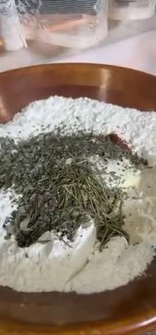 صورة لخطوة 3 من وصفة فطيره بالاعشاب العطريه الجافه