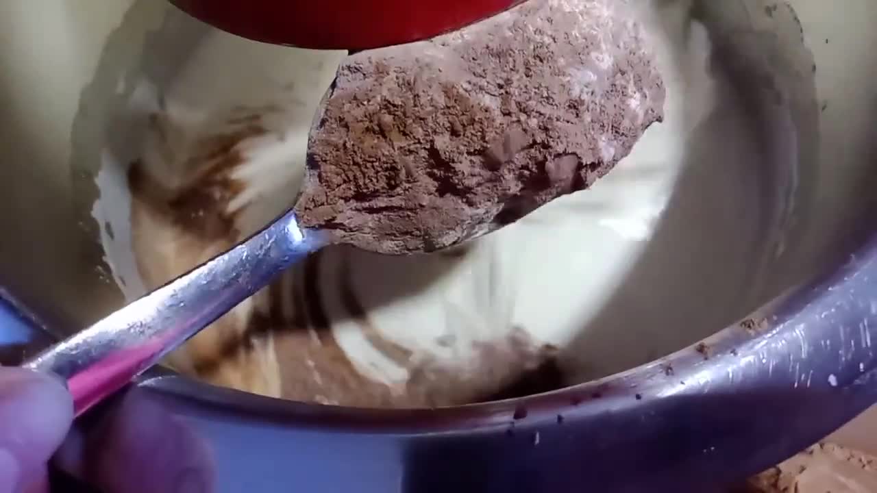 Foto del paso 4 de la receta: Tarta de chocolate (rellena nata con fresas)