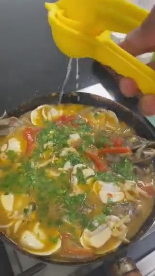 Foto del paso 7 de la receta: Sudado de cabrilla (pescado)
