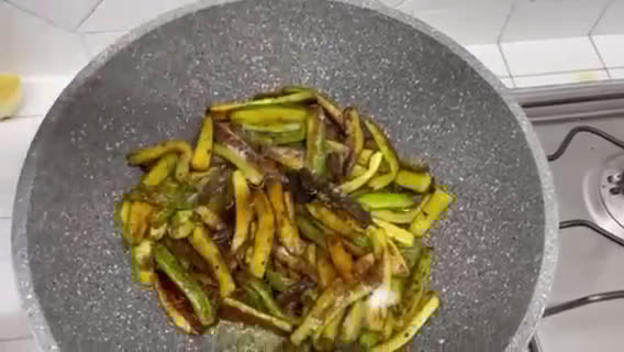 Foto del passaggio 3 della ricetta Zucchine in agrodolce