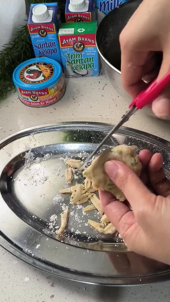 Gambar langkah 2 resipi Kuih gunting.
