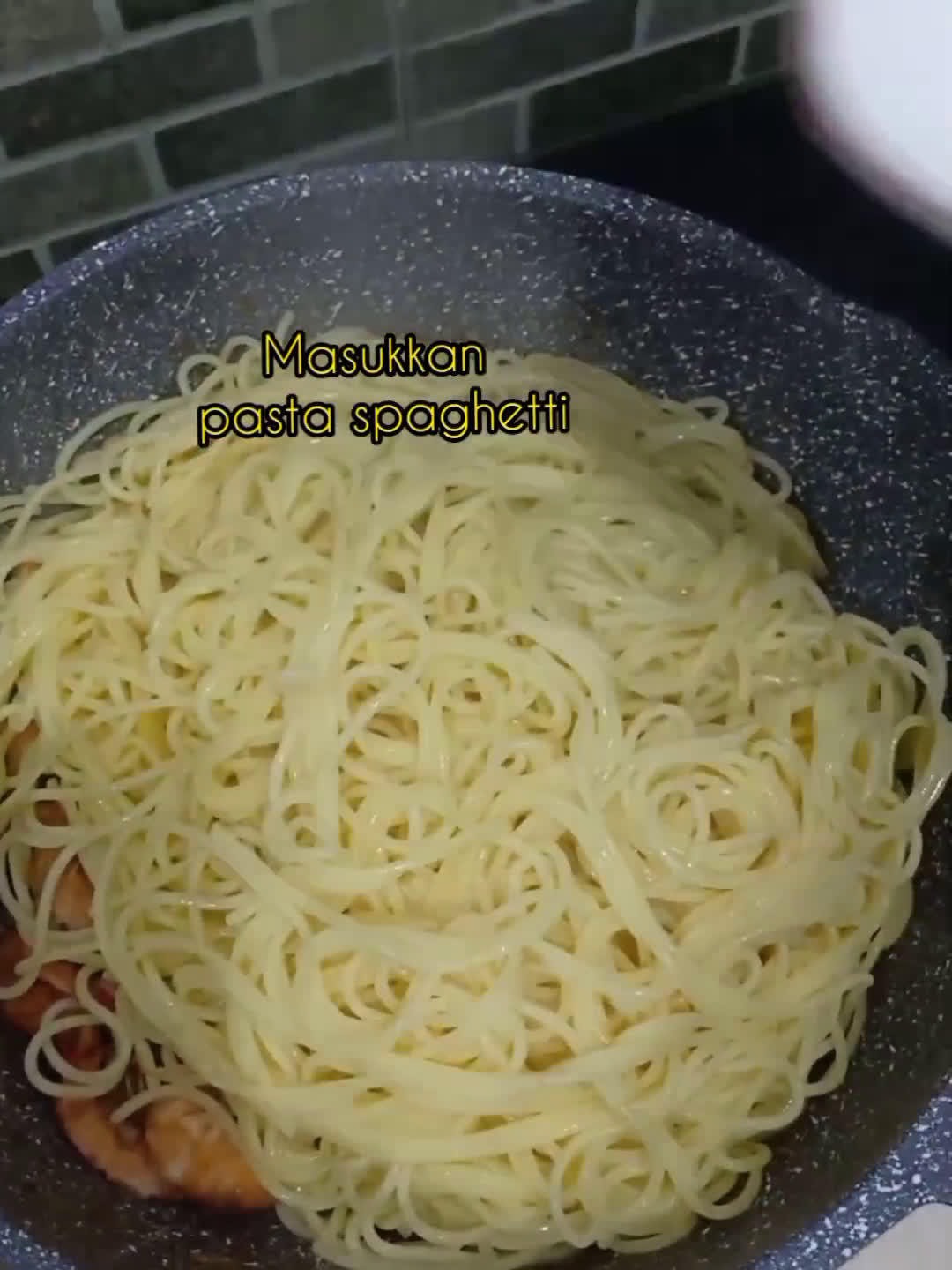 Foto langkah ke 4 dari resep Spicy Garlic Shrimp Spaghetti.
