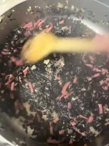 Une image de l'étape 2 de Riz nero façon risotto « alla carbonara ».