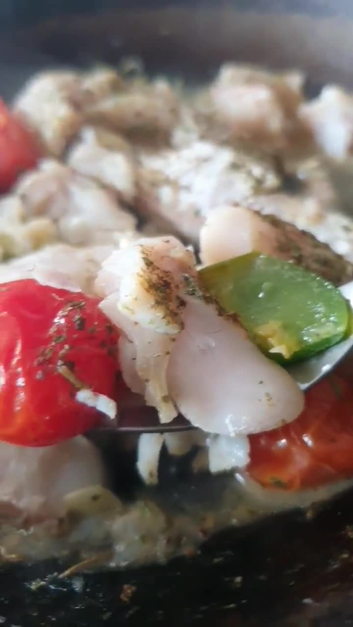 Foto del paso 1 de la receta: 🐟 Merluza a la sartén con tomates cherries y zapallito verde. 🍅