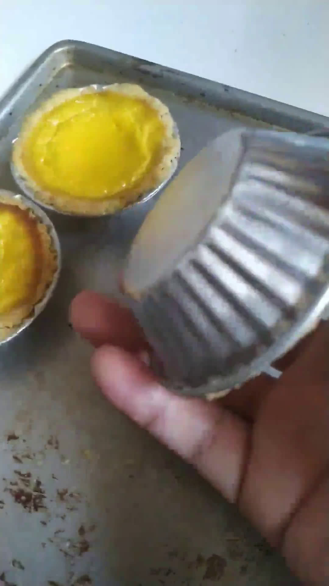 Foto langkah ke 8 dari resep Butterfly Pea Hongkong Egg Tart.