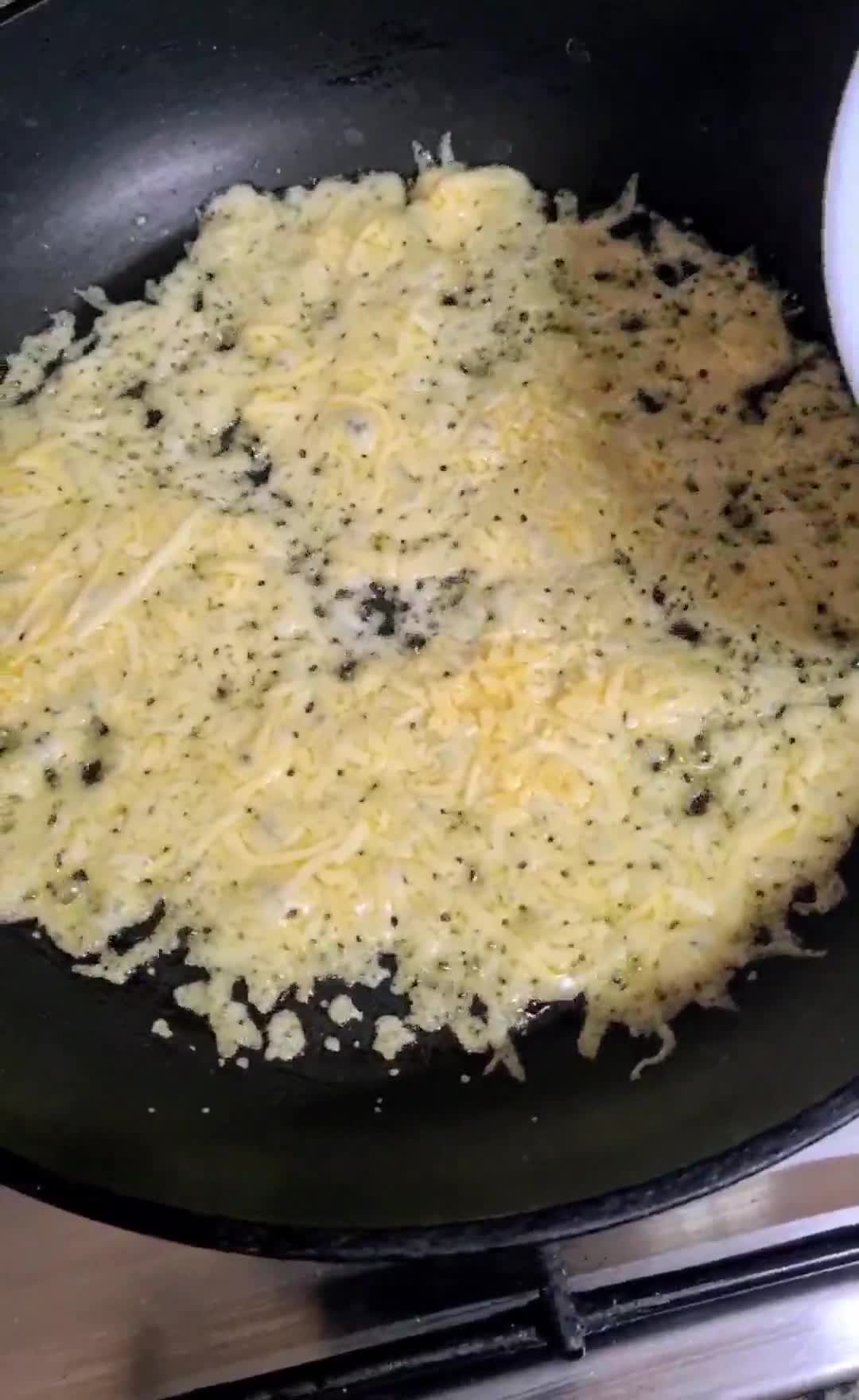 Foto del paso 1 de la receta: Tortilla crujiente rellena de jamón y champiñones