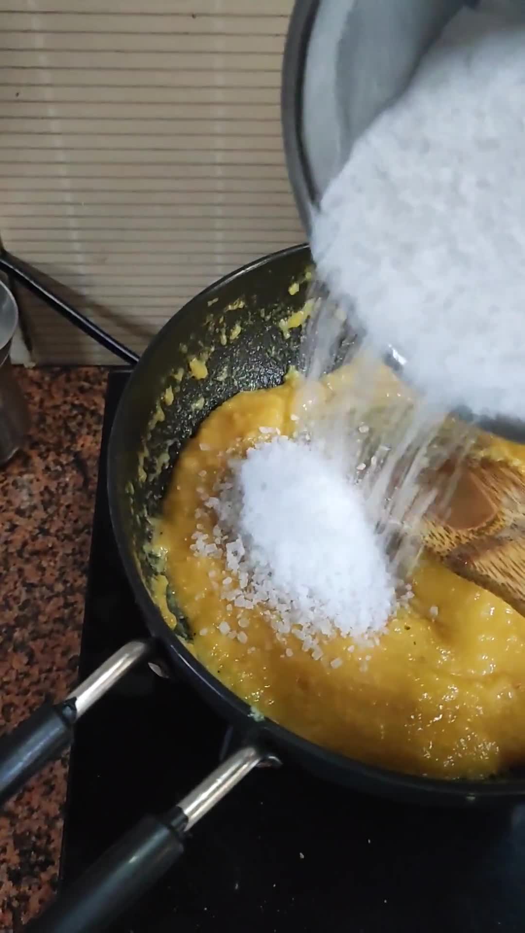 केसर मावा बर्फी(kesar mawa barfi recipe in hindi) रेसिपी चरण 1 फोटो