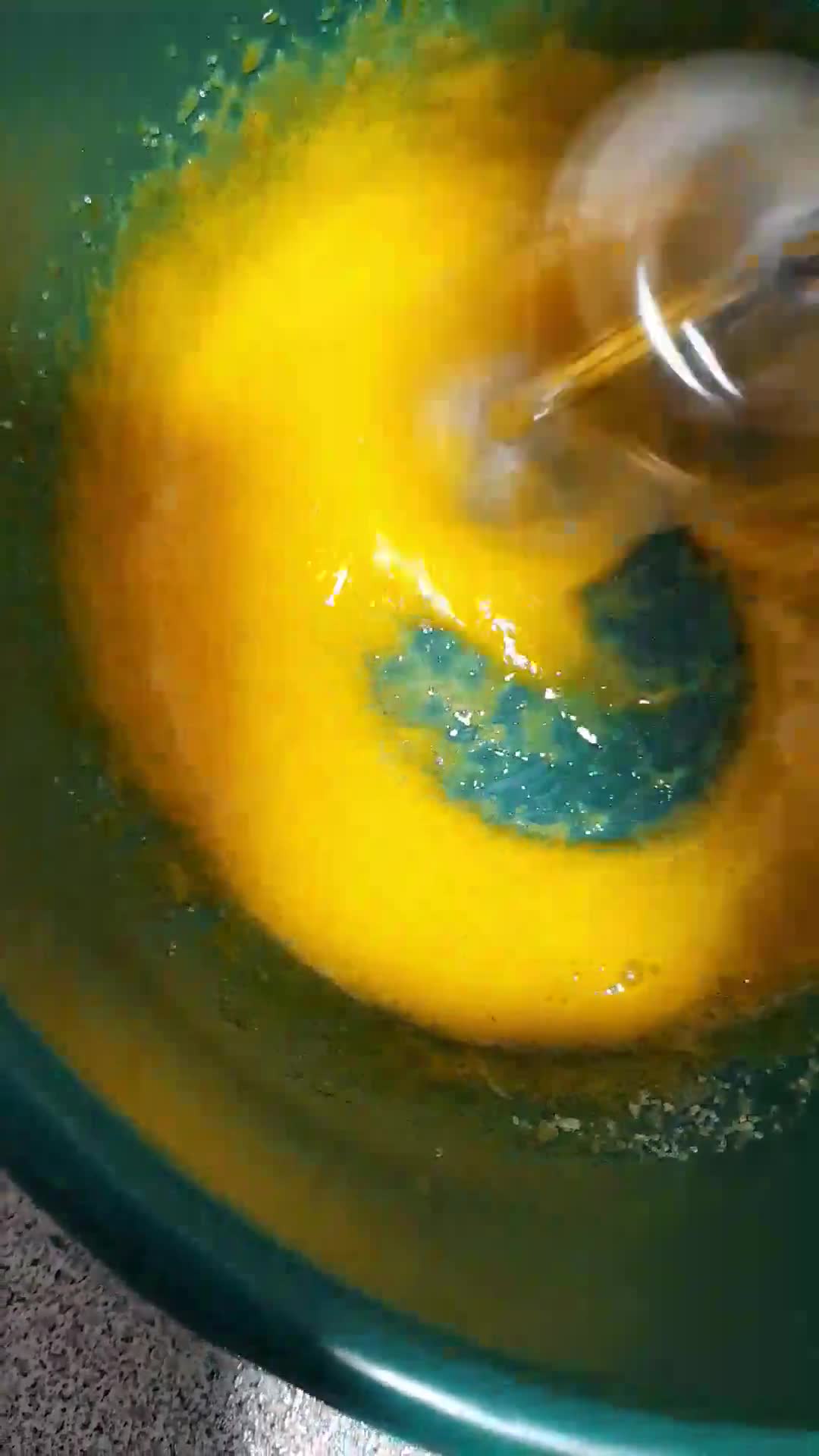 Foto langkah ke 3 dari resep Bolu Gulung.