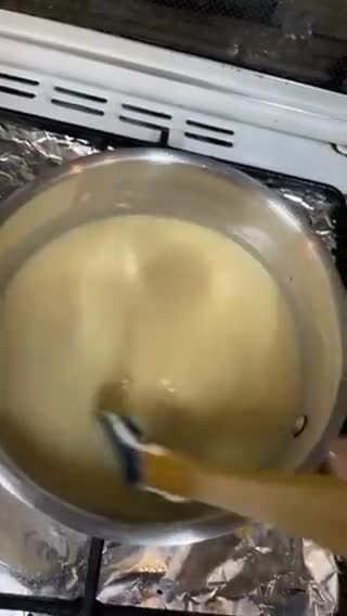 صورة لخطوة 4 من وصفة -بسبوسة محشيه بالقشطه لذيذة😋!