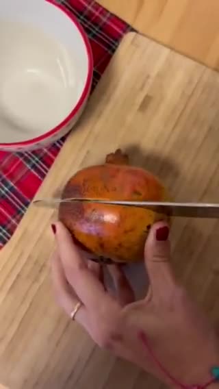 Foto del paso 5 de la receta: Ensalada navideña de granada y salmón ahumado - en vasitos