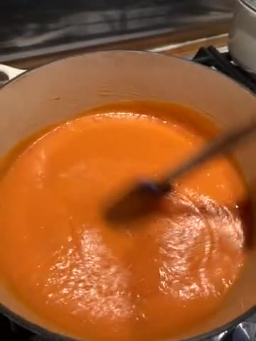 A picture of step 4 of Tomato (with carrot, red pepper and potato) soup.