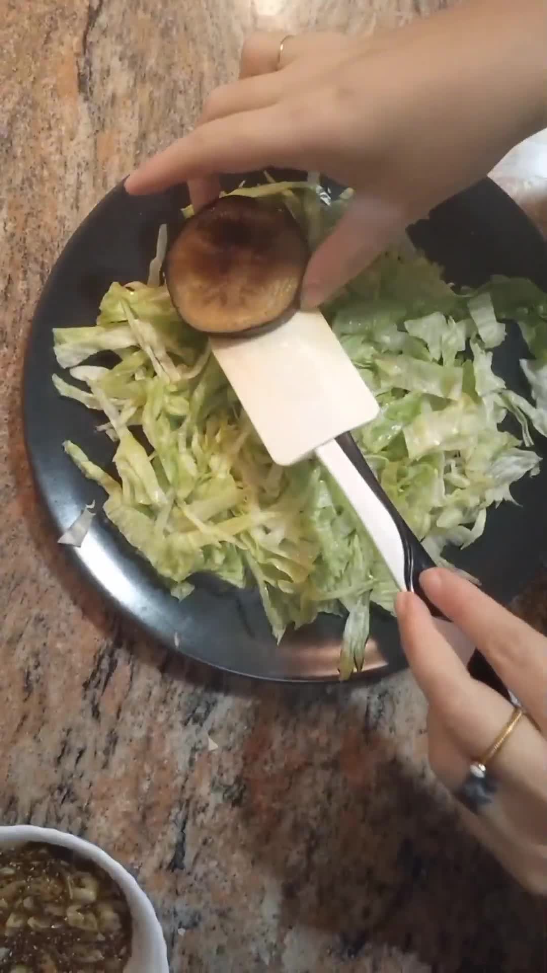 Foto del paso 2 de la receta: Ensalada de berenjena y tomate 🍆🍅