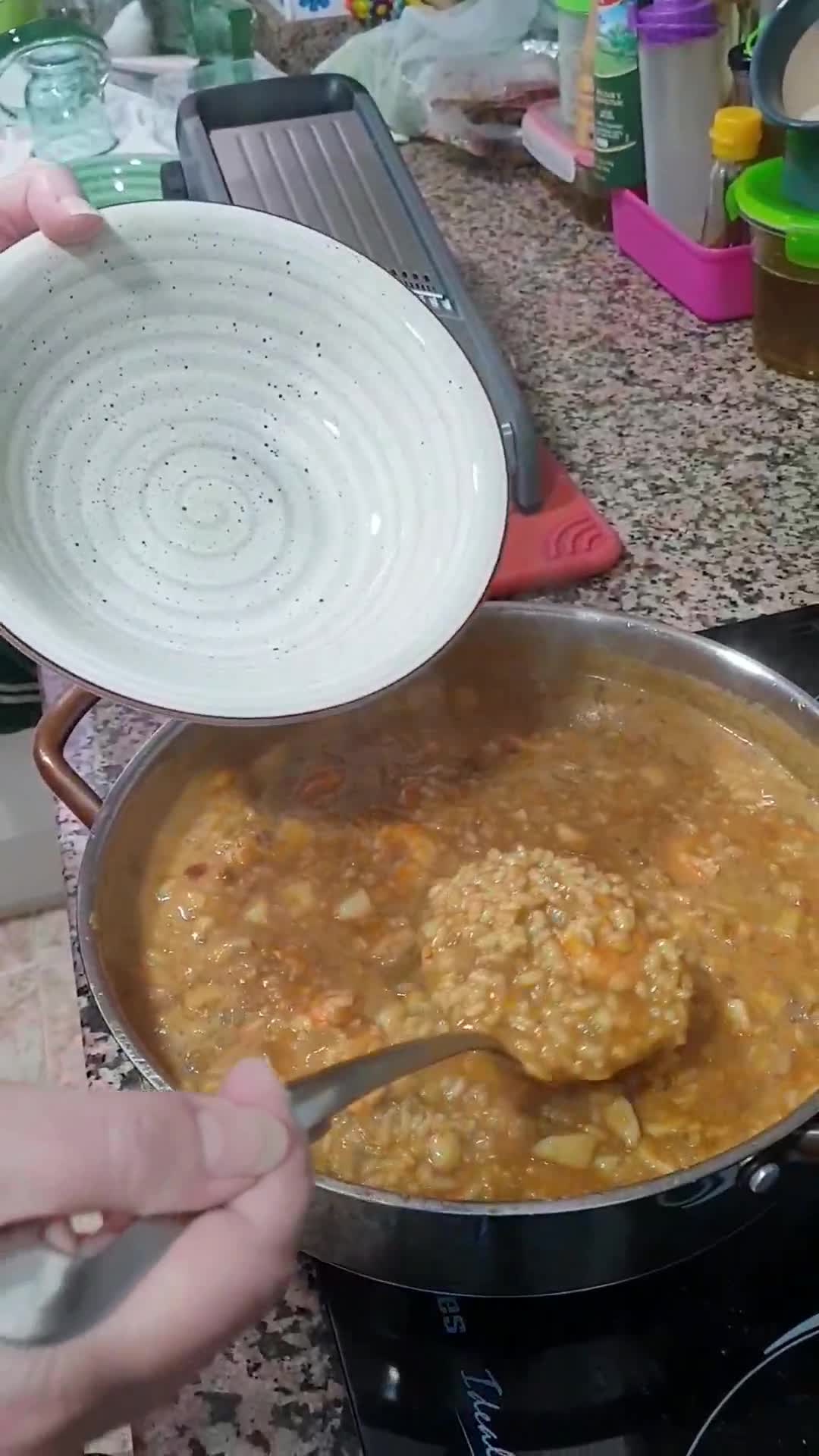 Foto del paso 4 de la receta: Arroz caldoso de langostinos al ajillo con sepia 🦐🦑🍃🥳 ¡Feliz