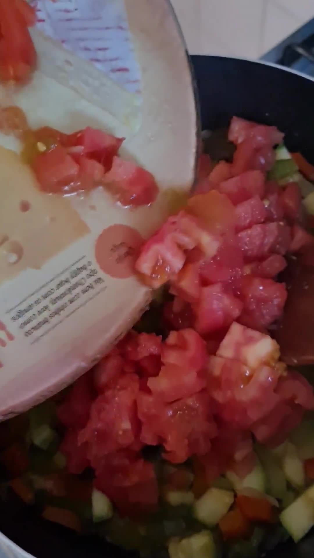 Foto del paso 2 de la receta: 🇪🇸 Pisto manchego 🥘 con huevos 🍳 morrón rojo y verde 🫑