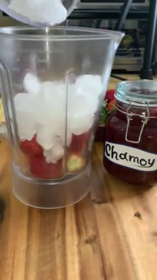 Foto del paso 1 de la receta: Smoothie de fresa escarchado con CHAMOY