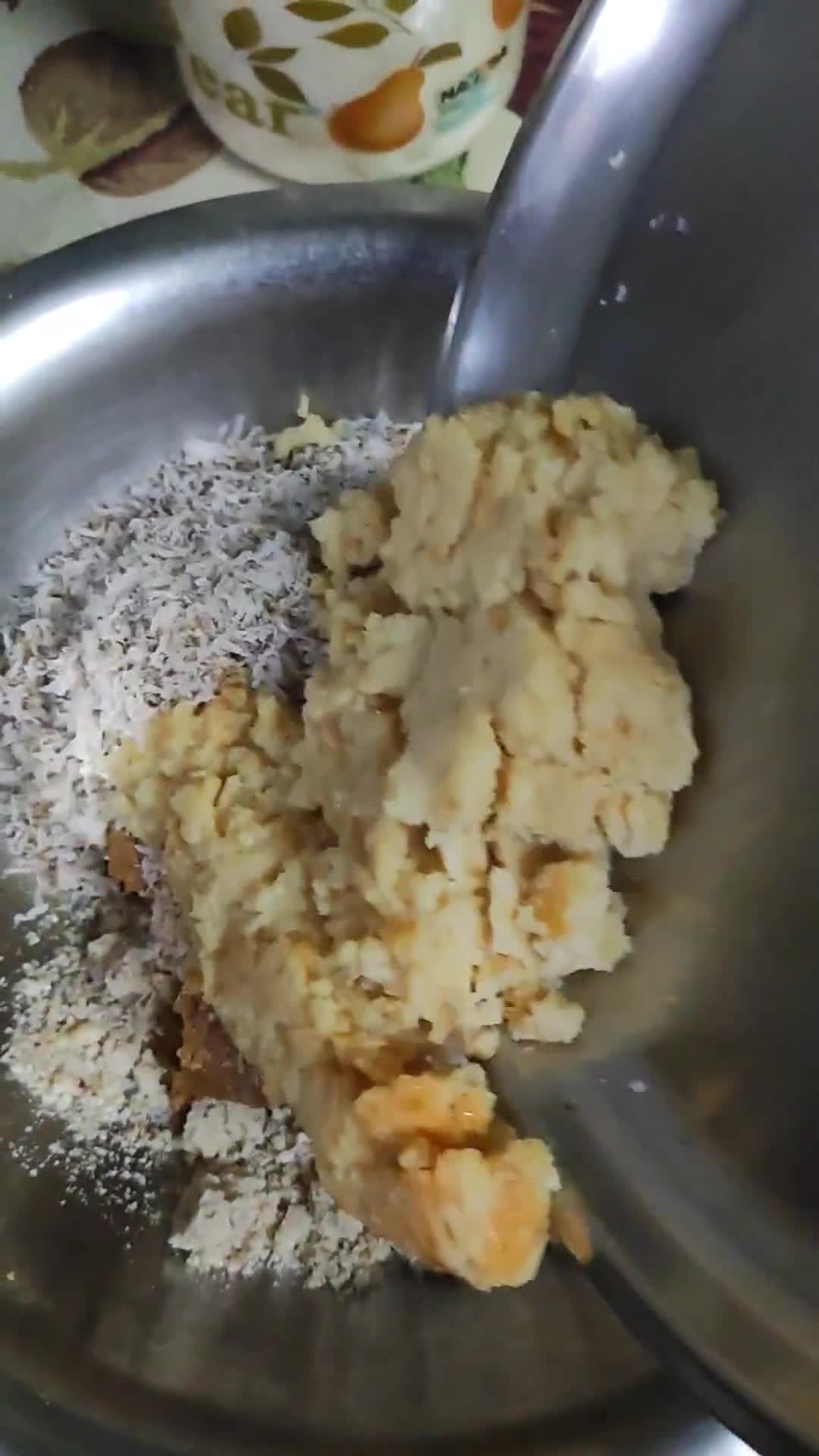गोंद मक़्का आटा लङ्डू (Gond makka aata laddu recipe in Hindi) रेसिपी चरण 6 फोटो