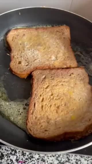 Hình bước làm 3 của món French Toast - Chuẩn Vị Pháp Cho Bữa Sáng
