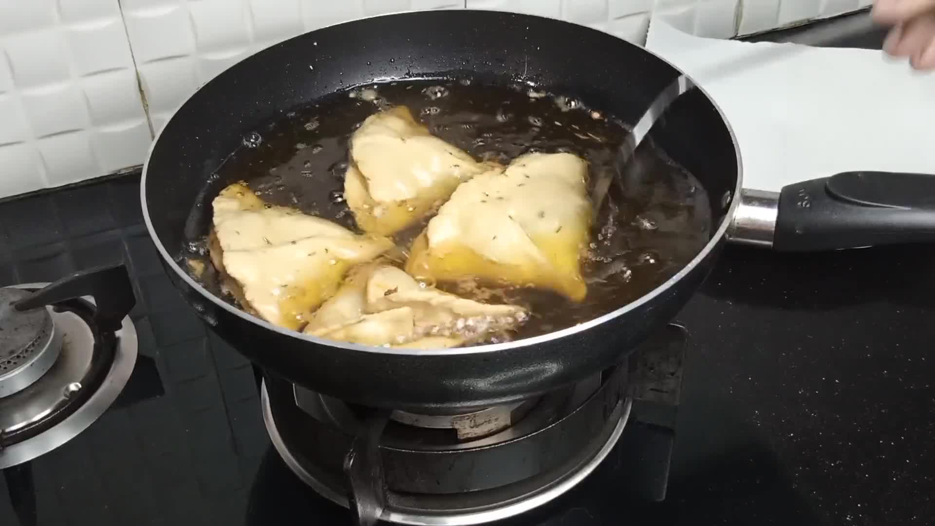 A picture of step 13 of Aloo Ke samosay.