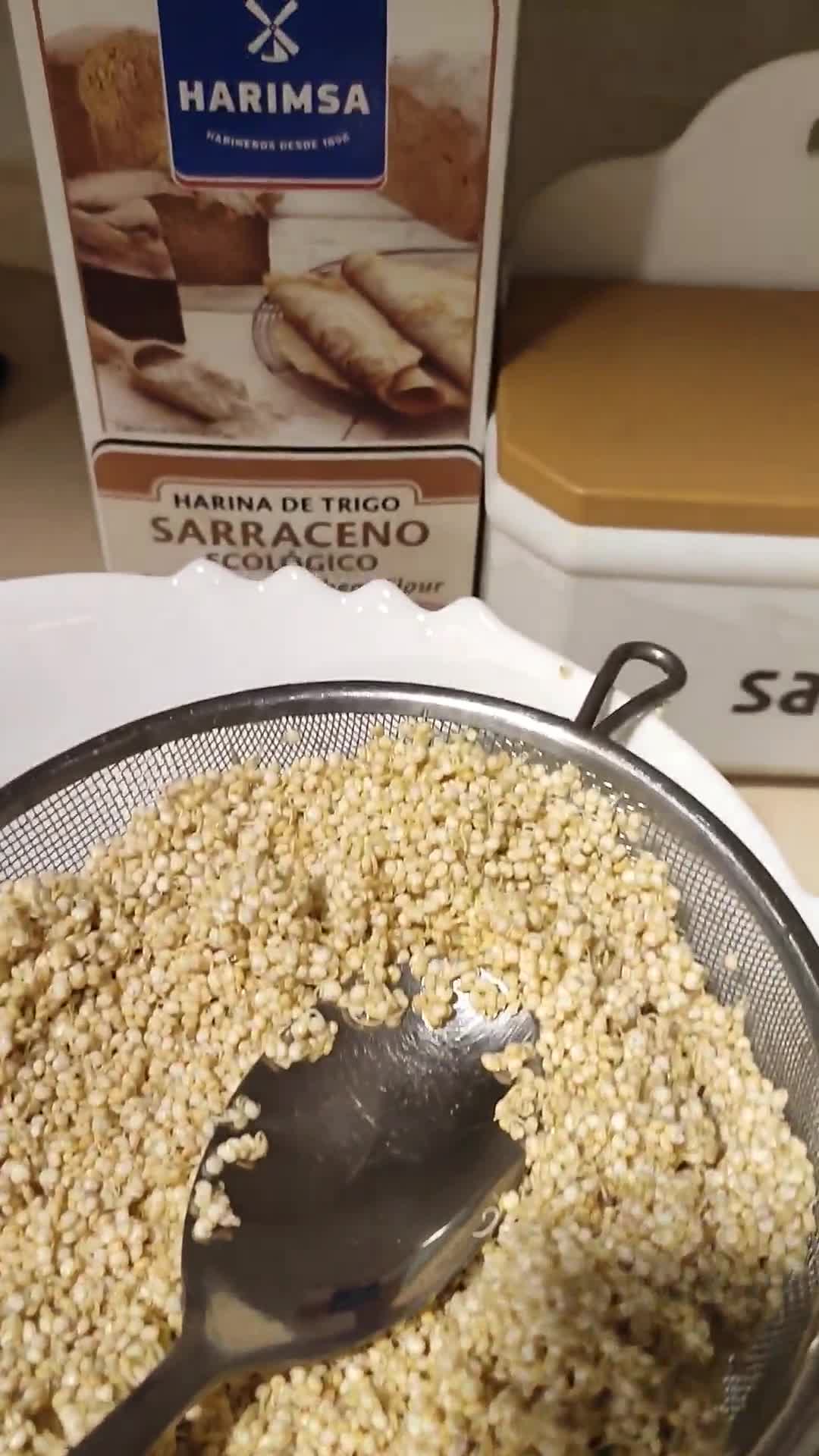 Foto del paso 2 de la receta: Pizza 🍕 Con base de Quinoa y trigo sarraceno