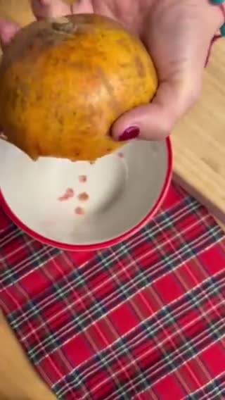 Foto del paso 5 de la receta: Ensalada navideña de granada y salmón ahumado - en vasitos