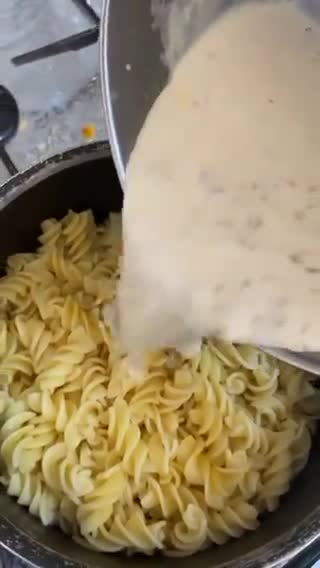 صورة لخطوة 5 من وصفة -معكرونه بالصوص الابيض والفطر 🍝🍄!-White sauce pasta and mushrooms🍝🍄!