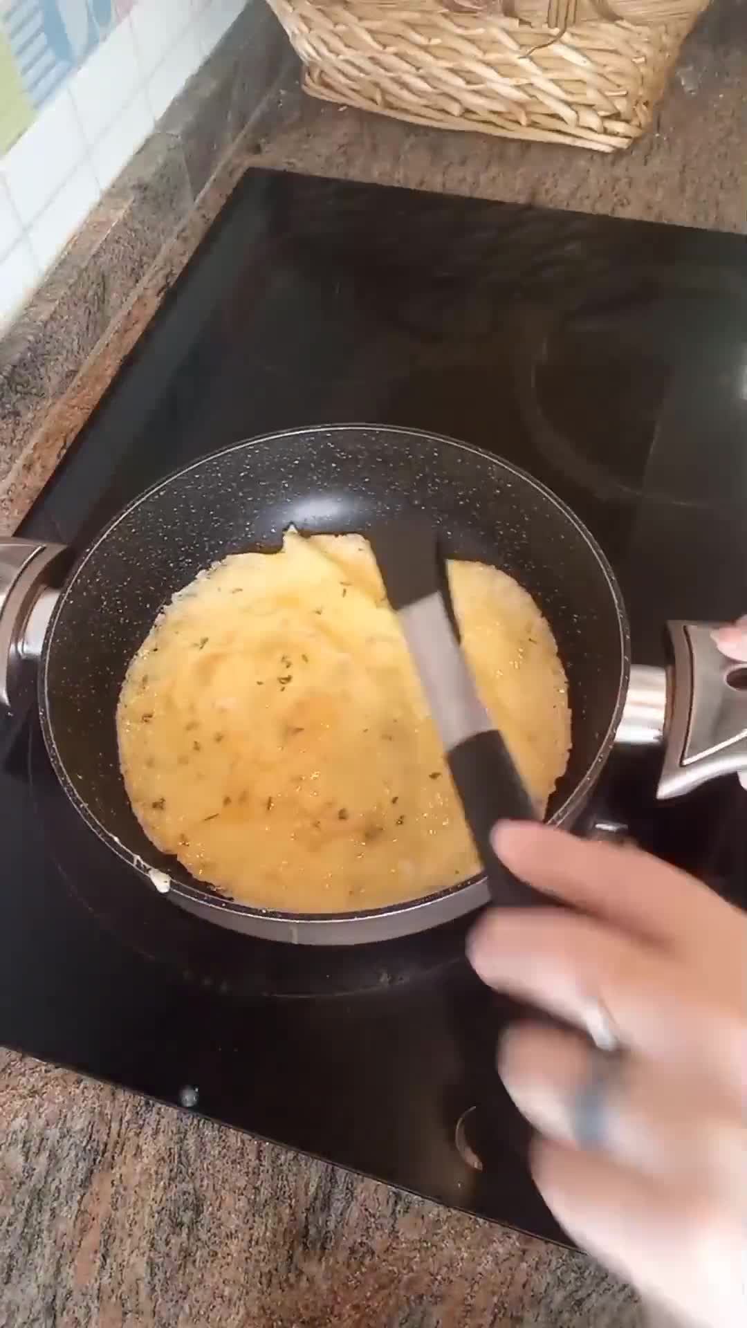Foto del paso 1 de la receta: Canelón de huevo relleno de huevo 🍳