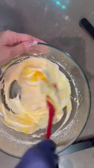 A picture of step 5 of Bavarian cream cake with fruits.