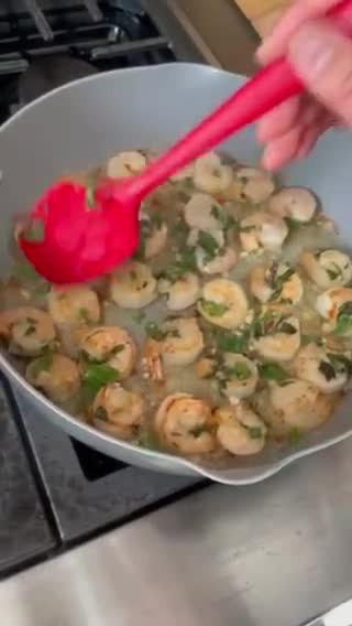 A picture of step 7 of Thai-Inspired Garlic Shrimp 🍤.