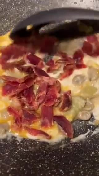 Foto del paso 3 de la receta: Revuelto de habitas, ajos tiernos y virutas de jamón