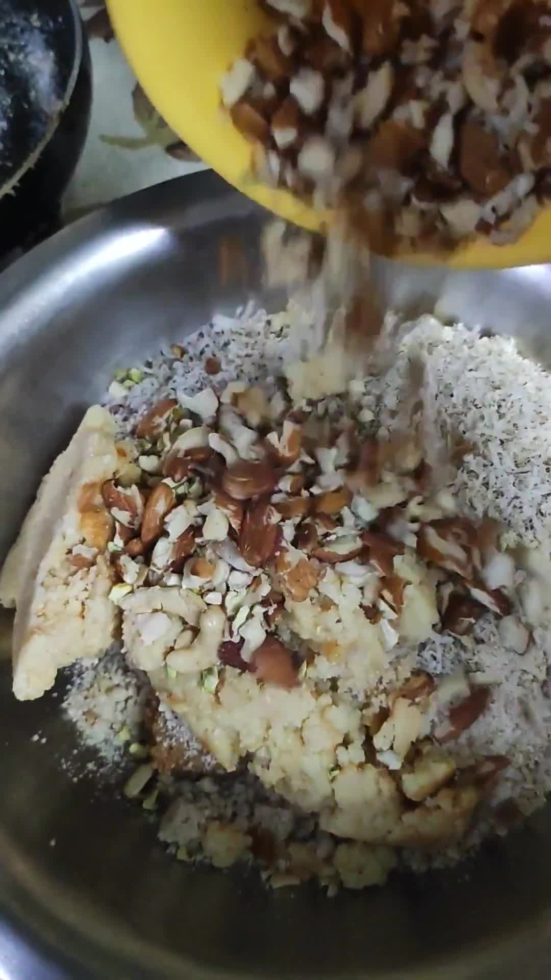 गोंद मक़्का आटा लङ्डू (Gond makka aata laddu recipe in Hindi) रेसिपी चरण 6 फोटो