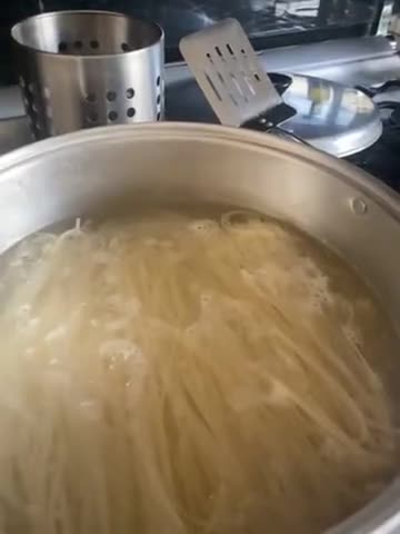 Foto del paso 3 de la receta: Noodles de arroz con gambones y verduras