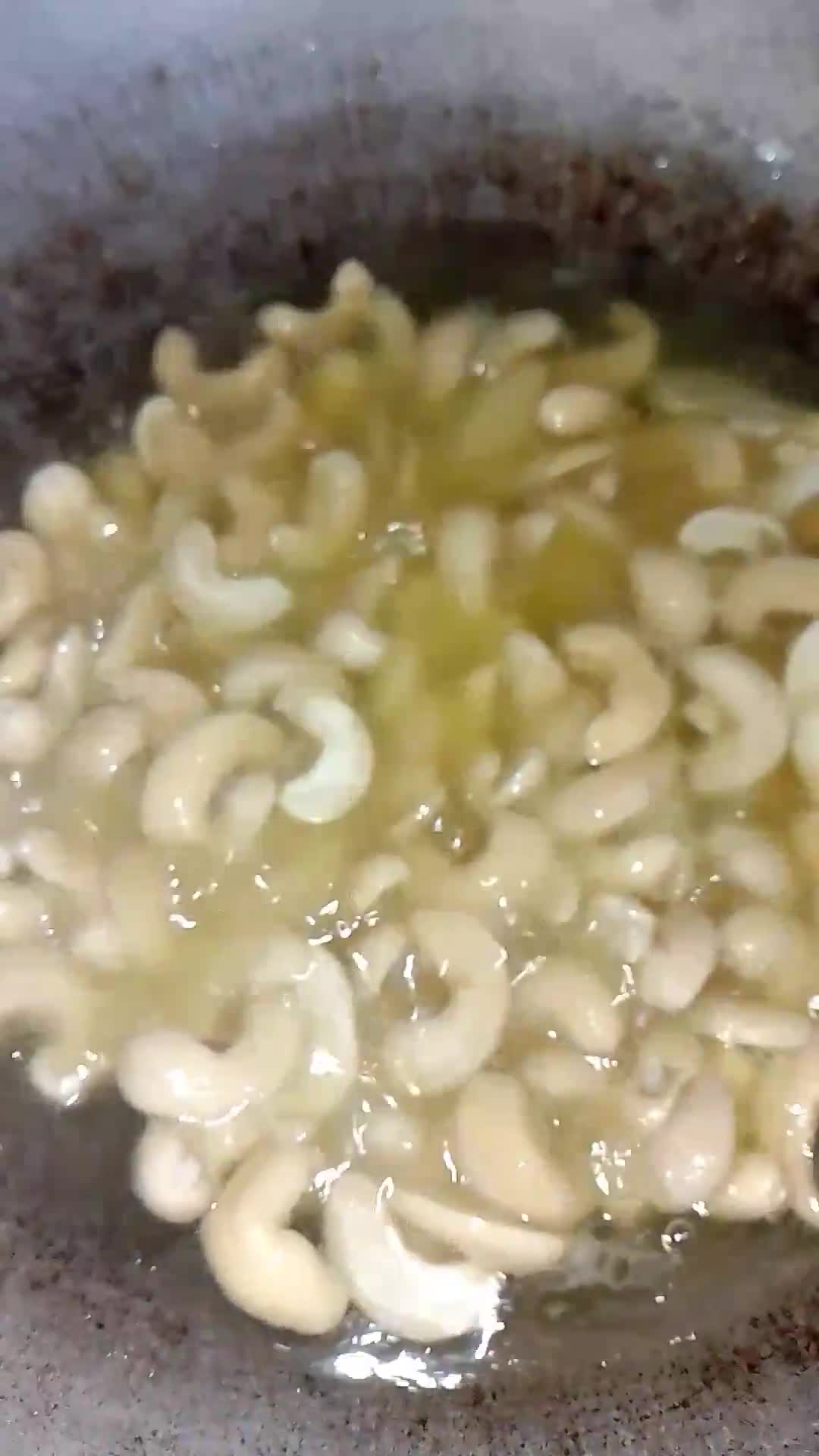 Foto langkah ke 2 dari resep Kacang Mede Goreng.